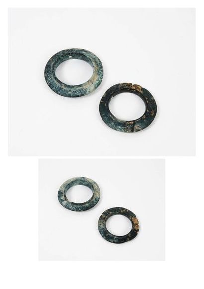 CHINE, époque Shang (XVIème-XIème siècle av. J.C.) 

Deux bi à col en pierre gris-noir.

L'un...