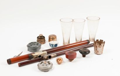 CHINE, début du XXème siècle 

Deux pipes à opium en bambou à selles en métal découpé,...