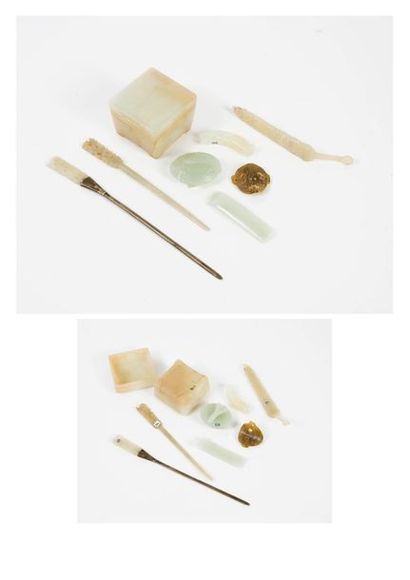 CHINE, XIXème-XXème siècle 

Ensemble de sept objets en jade céladon ou de couleurs,...