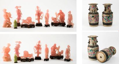 CHINE, XXème siècle NANKIN 

Paire de vases en faïence émaillée à décor polychrome...