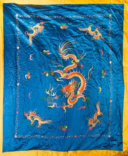 CHINE, XXème siècle 

Dragon chassant la perle sacrée.

Grande pièce décorative en...