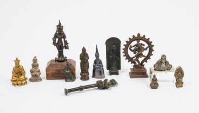 ASIE, XIXème-XXème siècles 

Ensemble de 12 petites sculptures en métal, bronze patiné...
