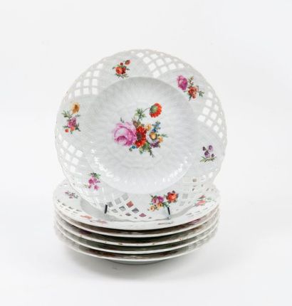 Allemagne 

Série de six assiettes en porcelaine à décor floral polychrome et ajouré...
