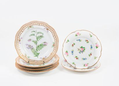 DANEMARK 

4 assiettes en céramique à décor peint polychrome de fleurs, les bords...