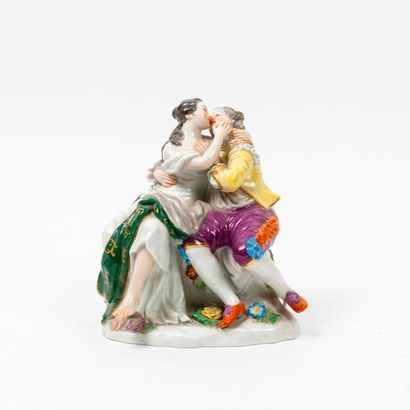MEISSEN, XXème siècle 

Couple s'embrassant assis sur un banc.

Tirage en porcelaine...