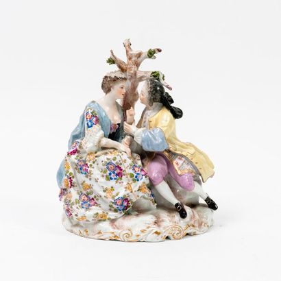 MEISSEN, XXème siècle 

Couple au pied d'un arbre.

Tirage en porcelaine à décor...