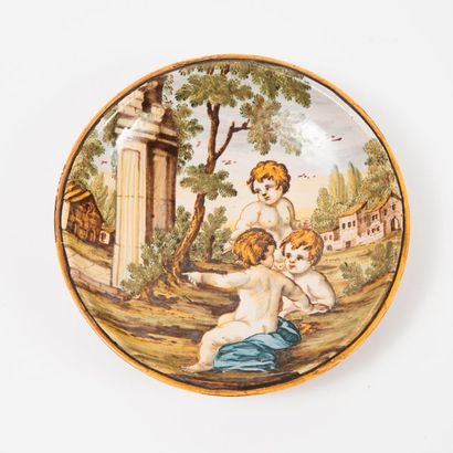 CASTELLI, XVIIIème siècle 

Petite coupe creuse sur talon en faïence à décor de putti...
