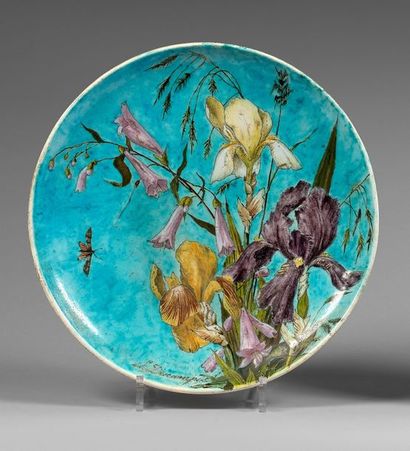 Théodore DECK (1823-1891) 

Iris.

Plat en céramique émaillée polychrome à décor...