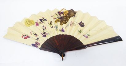 Madeleine LEMAIRE (1845-1928) 

Eventail plié.

La feuille en papier crème grainé...