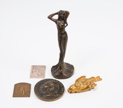 null Lot de bronzes comprenant : 

- Julien CAUSSÉ (1869-1909) 

Femme drapée. 

Sujet...