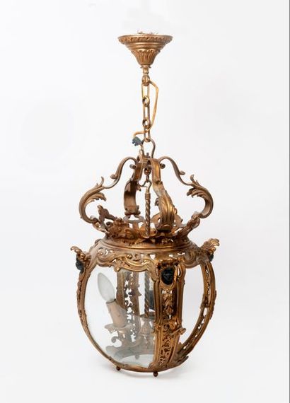 null Importante lanterne en bronze doré et patiné à décor de têtes de maures.

Fin...