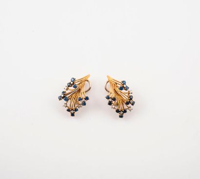 null Paire de clips d'oreilles en filins d'or jaune (750) figurant un bouquet de...