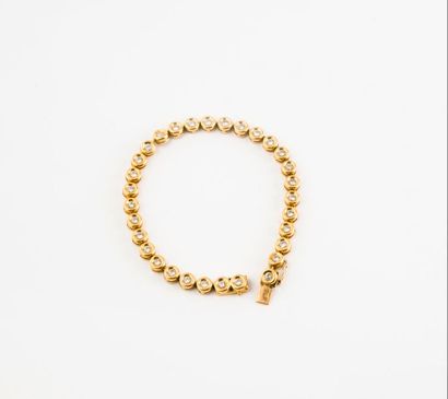 null Bracelet ligne en or jaune (750) orné de 31 petits diamants de taille brillant...
