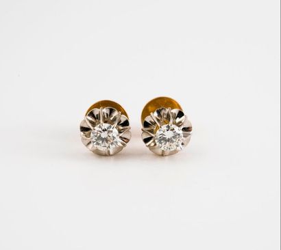 null Paire de puces d'oreilles en or jaune (750) et platine (850) ornée de diamants...