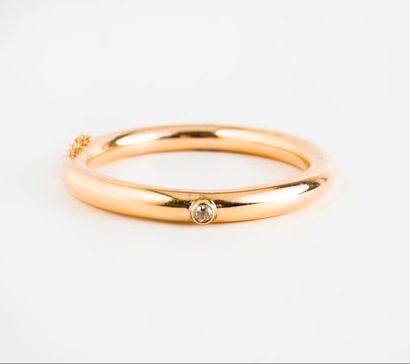 null Bracelet jonc creux ouvrant en or jaune (750) centré d'un diamant teinté jaune...