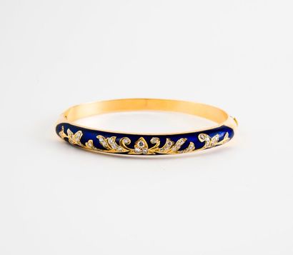 null Bracelet jonc ouvrant en or jaune (750) en partie émaillé bleu, décor ciselé...