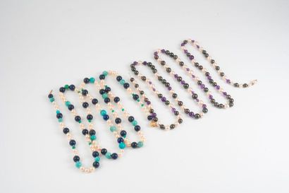 null Deux sautoirs de perles de culture blanches et pierres fines de couleurs (lapis-lazuli,...