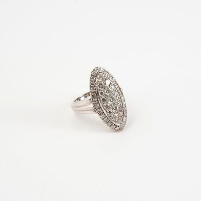 null Importante bague marquise en or gris (750) pavée de diamants de taille brillant...