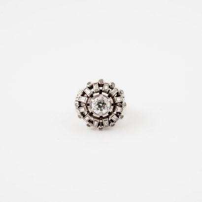 null Bague en platine (850) figurant une fleur composée au centre d'un diamant taille...