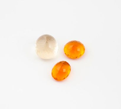 null Trois quartz :

- un jaune ovale facettée de 127 carats. 

- un orange de ovale...