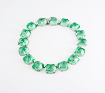 BACCARAT 

Collier en argent (800) et cabochons de cristal vert de forme pain de...