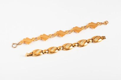 JACOMO Paris 

Bracelet en métal doré à maillons articulés ciselé de motifs de vagues....