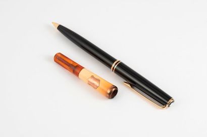 MONTBLANC 

Stylo bille en résine noire et métal doré. 

Mécanisme à revoir. 

On...