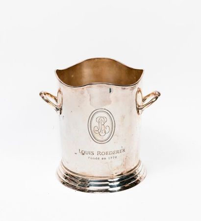Louis Roederer 

Seau à champagne en métal argenté monogrammé.

H. seau : 23,5 c...