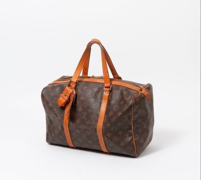 Louis VUITTON, Keepall 

Sac en toile Monogramme et cuir naturel.

Long. : 35 cm.

Usures,...