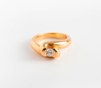CHAUMET Paris 

Bague solitaire en or jaune (750) ornée d'un diamant de taille brillant...