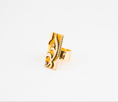 Jean DESPRES (1889-1980) 

Bague moderniste en or jaune (750), à large anneau martelé,...