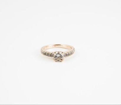 PELLEGRIN & Fils, Madison 

Bague en or gris (750) centrée d'un diamant taille brillant...