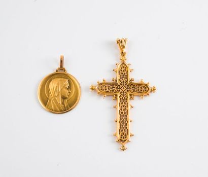 null Lot en or jaune (750) comprenant : 

- Un pendentif croix ajouré. 

H. : 53...