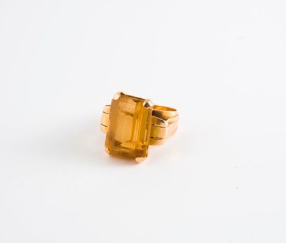 null Bague en or jaune (750) ornée d'une importante citrine de taille rectangulaire...