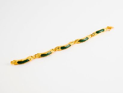 null Bracelet articulé en or jaune (750) aux maillons ornés de tronçons de jade vert....