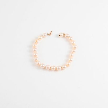null Bracelet composé d'une ligne de perles de culture blanches. 

Fermoir cliquet...