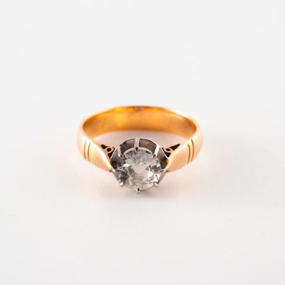 null Bague solitaire en ors jaune et gris (750) ornée d'un diamant de taille ancienne...