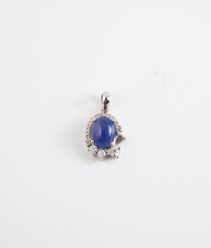 null Pendentif en argent (925) centré d'un cabochon ovale de tanzanite dans un entourage...