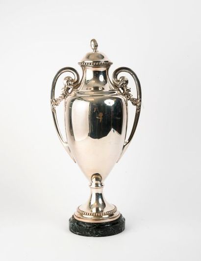 ERCUIS 

Trophée en métal argenté en forme de vase couvert, à panse fuselée sur piédouche,...