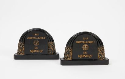 LES CRISTALLERIES DE NANCY (1920-1935) 

Deux présentoirs en forme de bornes sommées...