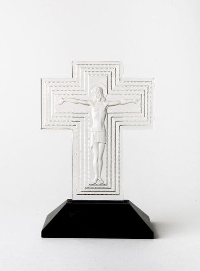 LALIQUE FRANCE 

Crucifix modèle Christ en verre blanc moulé pressé. 

Sur une base...