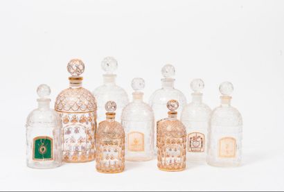 Guerlain 

Lot de 9 flacons à parfum en verre à décor d'abeilles et palmettes. 

H....