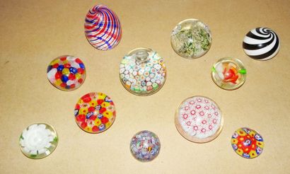 null Eleven paperweights 

Made of crystal of different shapes (round, ball or egg),...