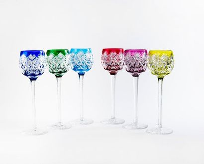 SAINT-LOUIS 

Suite de 12 verres à vin d'Alsace en cristal. 

Signés sous la base....