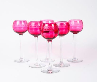 BACCARAT 

6 verres à vin du Rhin en cristal blanc et rouge à décor gravé d'une frise...