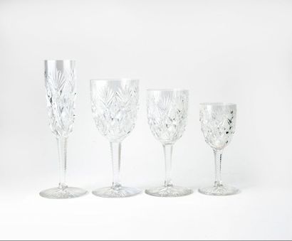 SAINT-LOUIS 
Service de verres en cristal taillé comprenant :
- 12 verres à pied.
H....