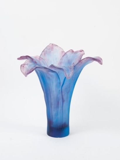 DAUM France 

Vase Amaryllis.

En pâte de cristal bleu nuit et améthyste figurant...