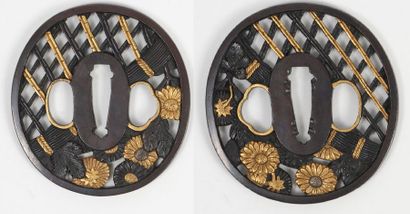 JAPON, XIXème siècle 

Tsuba en shakudo et or, de forme maru-gata à décor de fleurs...