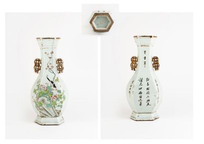 CHINE, XIXème-XXème siècles 

Vase balustre de section hexagonale en porcelaine polychrome...