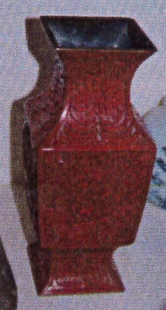 CHINE, fin du XIXème-début du XXème siècle 

Vase balustre de section carrée en laiton...